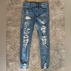 American Eagle. Size 4 Short. High waisted super stretch jeggings with holes.